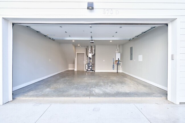 Building Photo - Youngs Lane Luxury Townhome