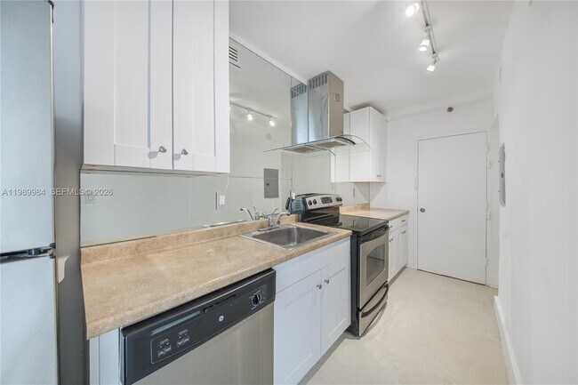 Building Photo - 100 Lincoln Rd