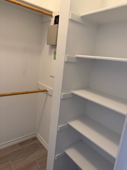 Building Photo - 1123 Neuberry Cliffe