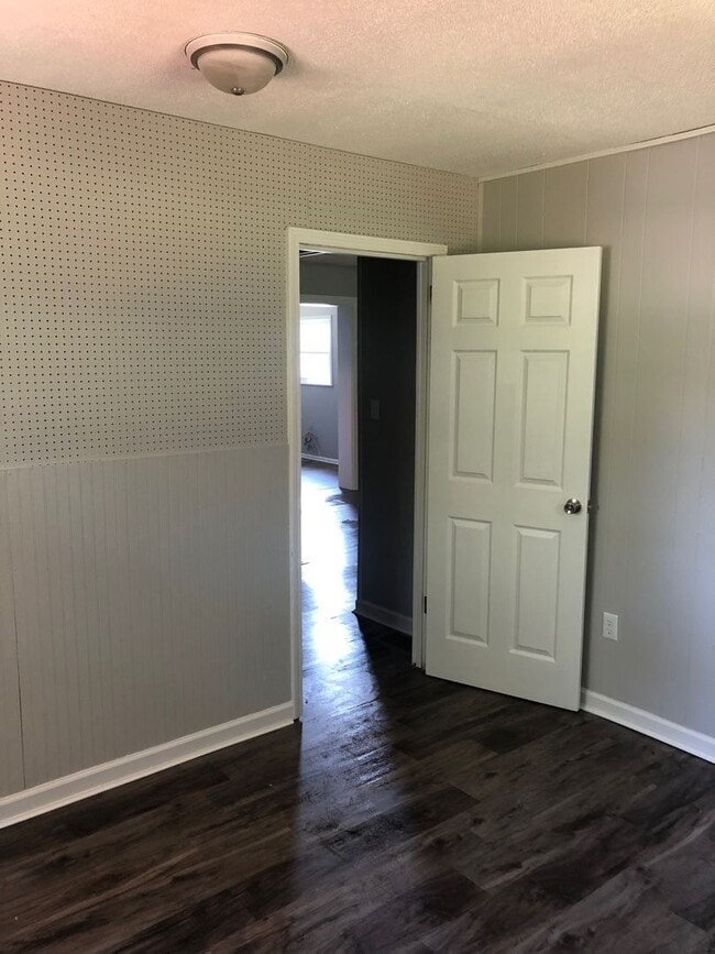 Building Photo - 3331 N Valleyview Dr