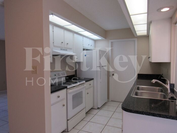 Building Photo - 4075 Dotham St