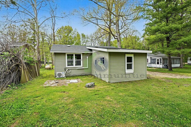 Building Photo - 4206 S Shore Dr