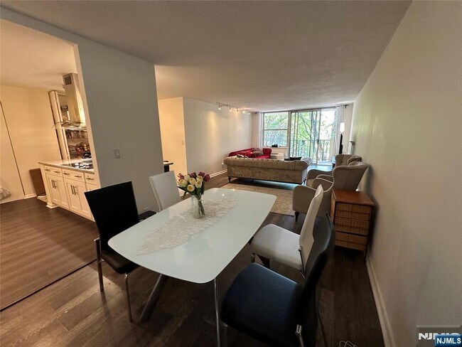 Building Photo - 200 Grand Cove Way