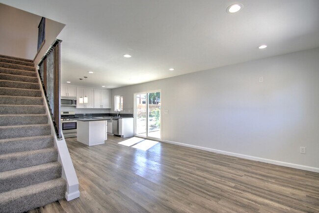 Building Photo - 3150-3150 Florine Dr