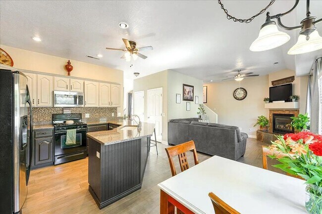 Building Photo - Expansive 5 Bedroom Home with Additional O...