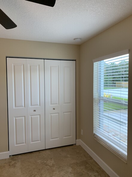 Building Photo - 928 NW Spruce Ridge Dr