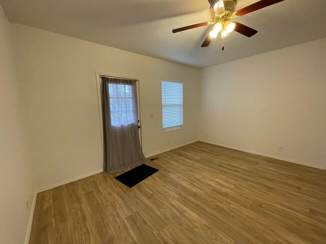 Building Photo - Charming and Updated 1913's Home! Woodstoc...