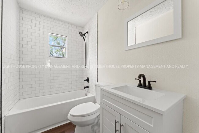Building Photo - Updated 2 Bedroom Home Near Naval Station Mayport