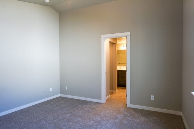 Building Photo - 3 Bedroom, 2 Bath Home  Built in 2022 - Po...