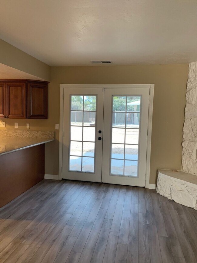 Building Photo - Beautiful Desert Knolls Home