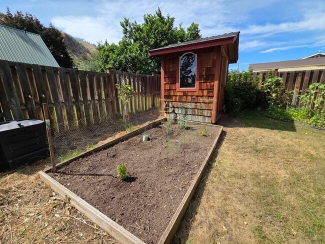 Building Photo - Adorable 2 bedroom house for rent in quiet...