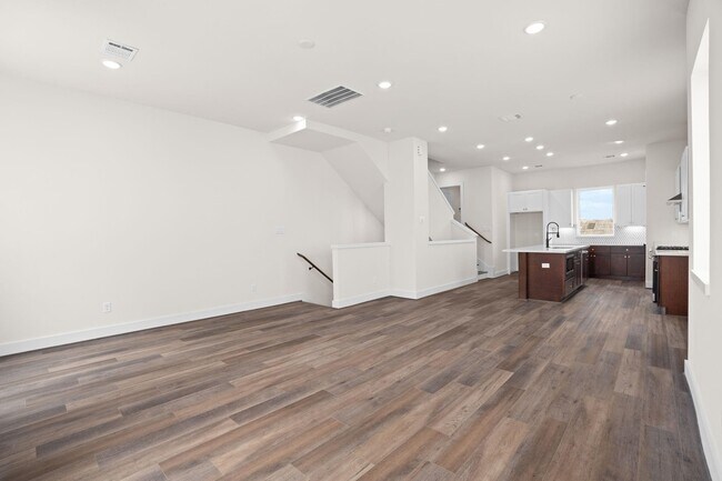 Building Photo - 3905 B Pinemont Dr