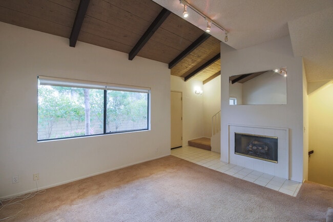 Building Photo - Beautiful Tri-Level 2BD + BONUS ROOM 3BA Townhome in Ranch Los Charcos!