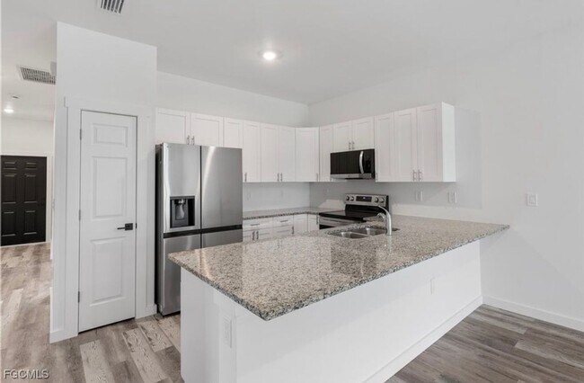 Building Photo - Charming 3BR Duplex in Lehigh Acres