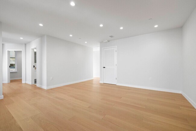 Building Photo - 693 Sutter St