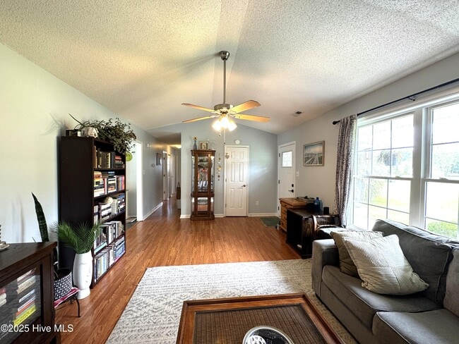 Building Photo - 304 Woody Way