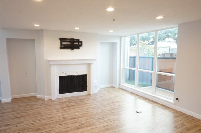 Building Photo - 4006 Breakwood Dr