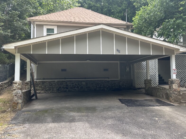 Building Photo - 265 Glade St