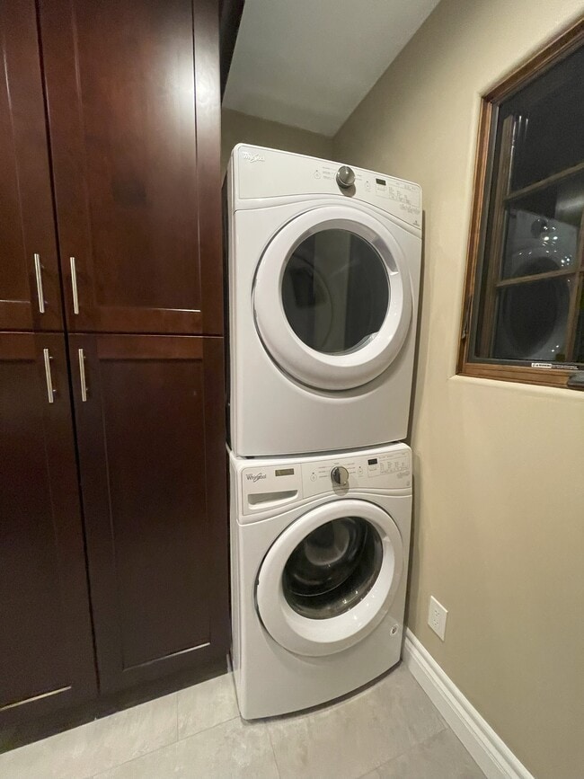 Building Photo - 1215 Altamead Dr