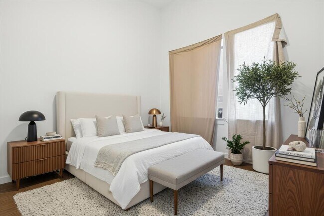 Building Photo - 814 N Bluff Dr