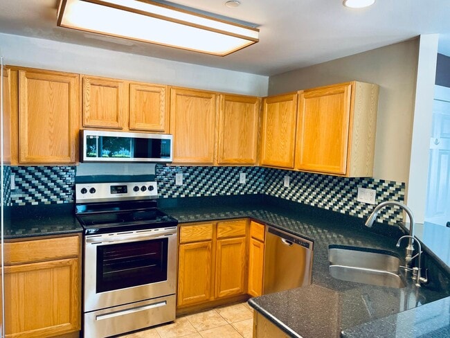 Building Photo - 3 Bedroom DuPont Home for Rent