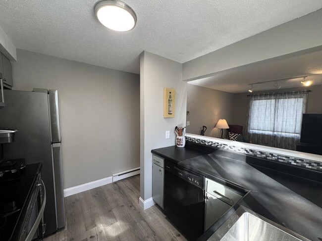 Building Photo - 25 Lawrence St