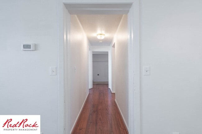 Building Photo - Charming 2 Bed / 1 Bath Apartment in a Prime Location