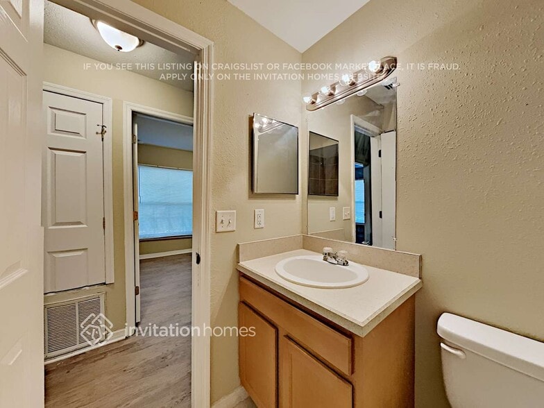Building Photo - 979 N Jerico Dr