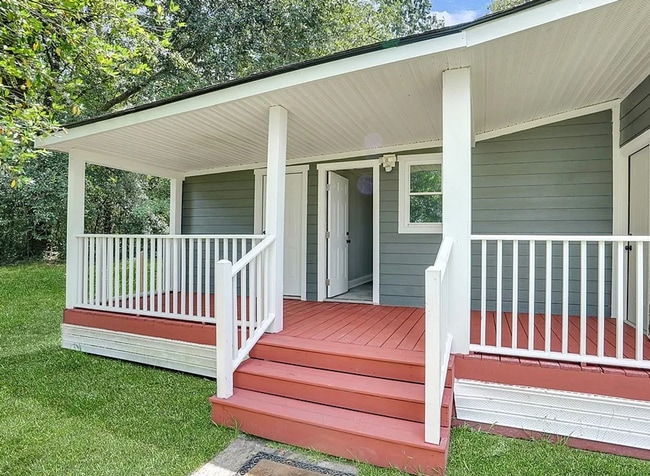 Building Photo - Ideal for Families or Roommates: 4BR/3BA Lakefront Home with Dual Private Suites