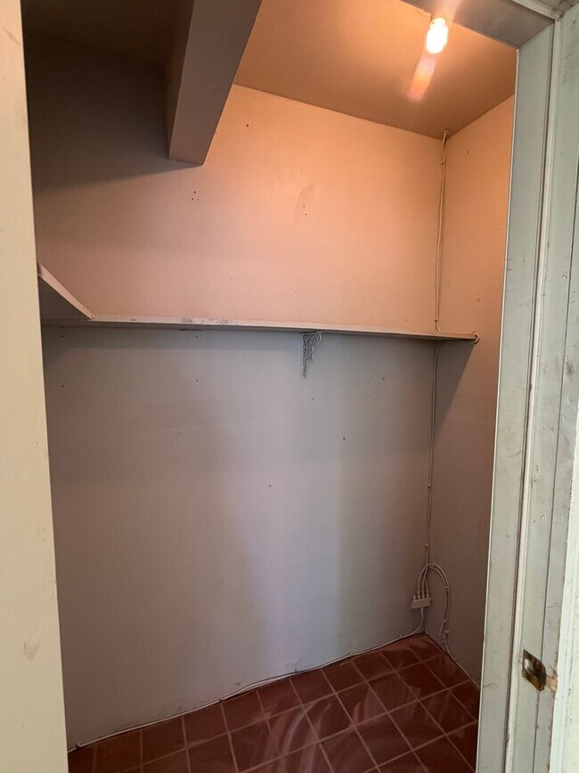 Building Photo - 812 W Cedar Ct