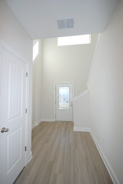 Building Photo - 10054 Roulette Dr