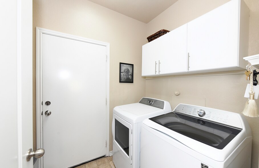 Building Photo - 1119 Pinnacle Falls