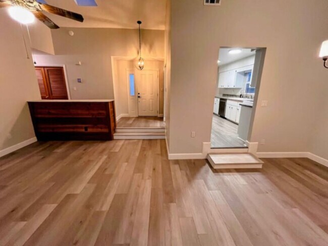 Building Photo - Gorgeous Lakefront 3 Bedroom, 2 Bathroom H...