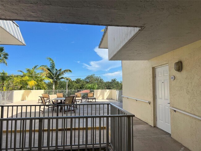 Building Photo - 8950 SW 69th Ct