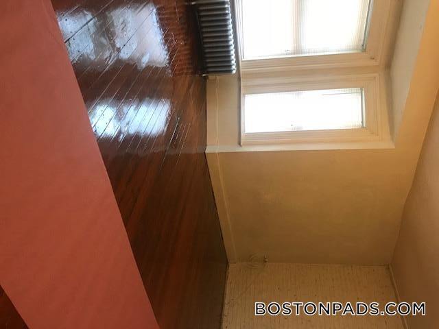 Building Photo - 8 Adella Pl