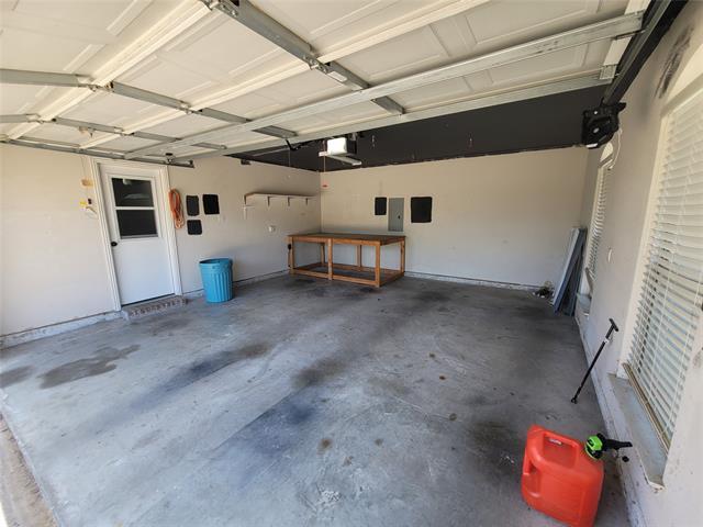 Building Photo - 205 Willow Creek Dr