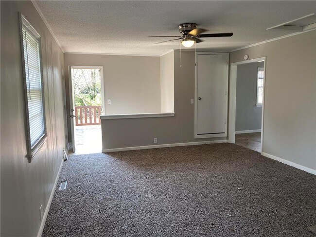 Building Photo - 704 E Culton St