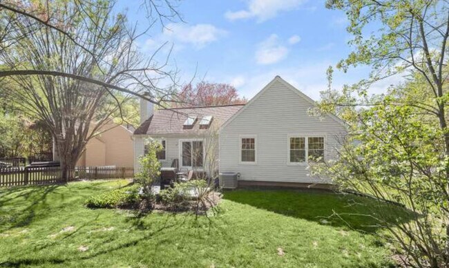 Building Photo - 12909 Summer Hill Dr