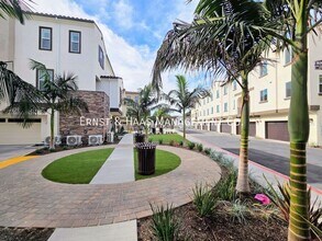 Building Photo - 2420 E Lincoln Ave