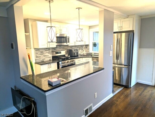 Building Photo - 651 Crescent Dr