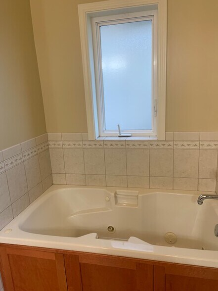 Jetted tub, Master Bath - 7117 Beach Dr SW