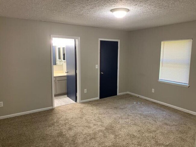 Building Photo - Charming & Newly Renovated 4-Bedroom, 2-Ba...