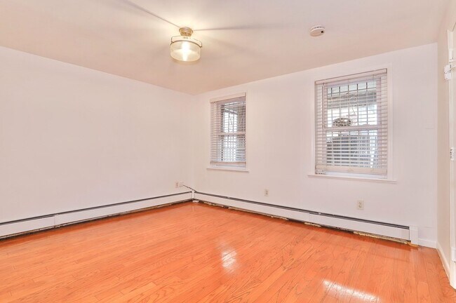Building Photo - 509 7th St