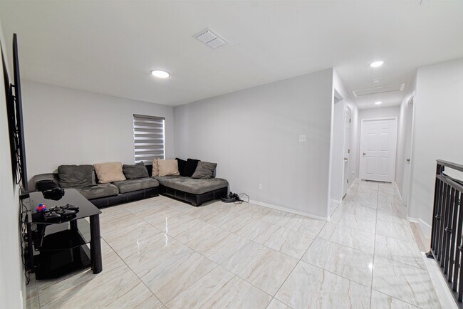 Building Photo - 5405 Jersey Dr