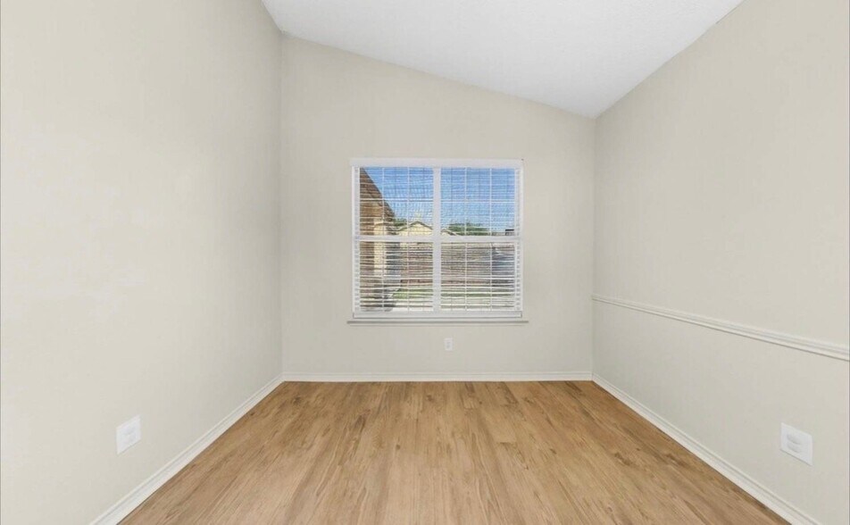 Building Photo - 702 Woodcrest Dr
