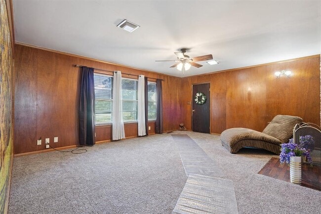 Building Photo - 2200 US-81