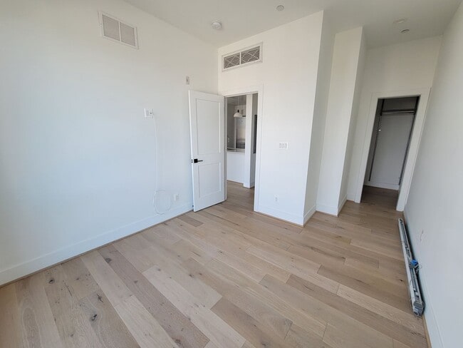 Building Photo - Gorgeous and Affordable Condo