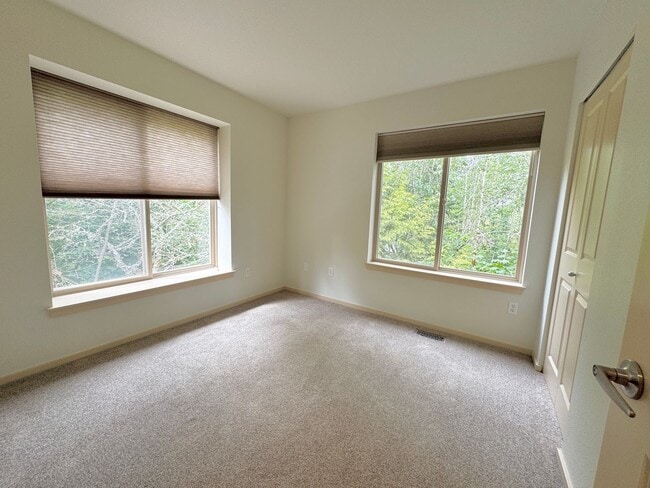 Building Photo - 3bd/3ba Issaquah Townhouse