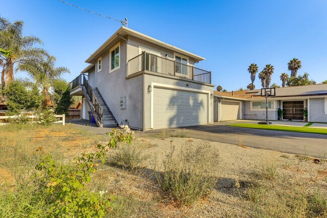 Building Photo - 2022 Avenida Del Diablo