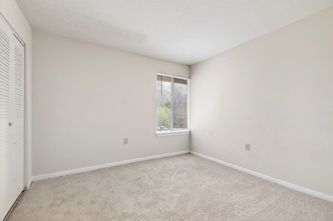 Building Photo - Charming 2BR Bolinwood Condo in Prime Chapel Hill Location!